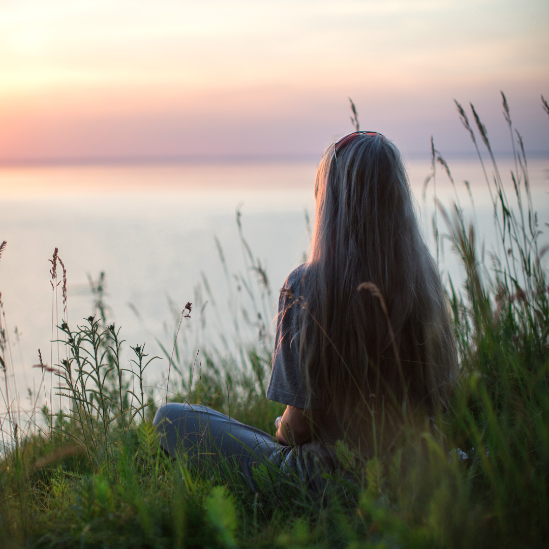 Visuel réseaux — moment de calme au coucher du soleil